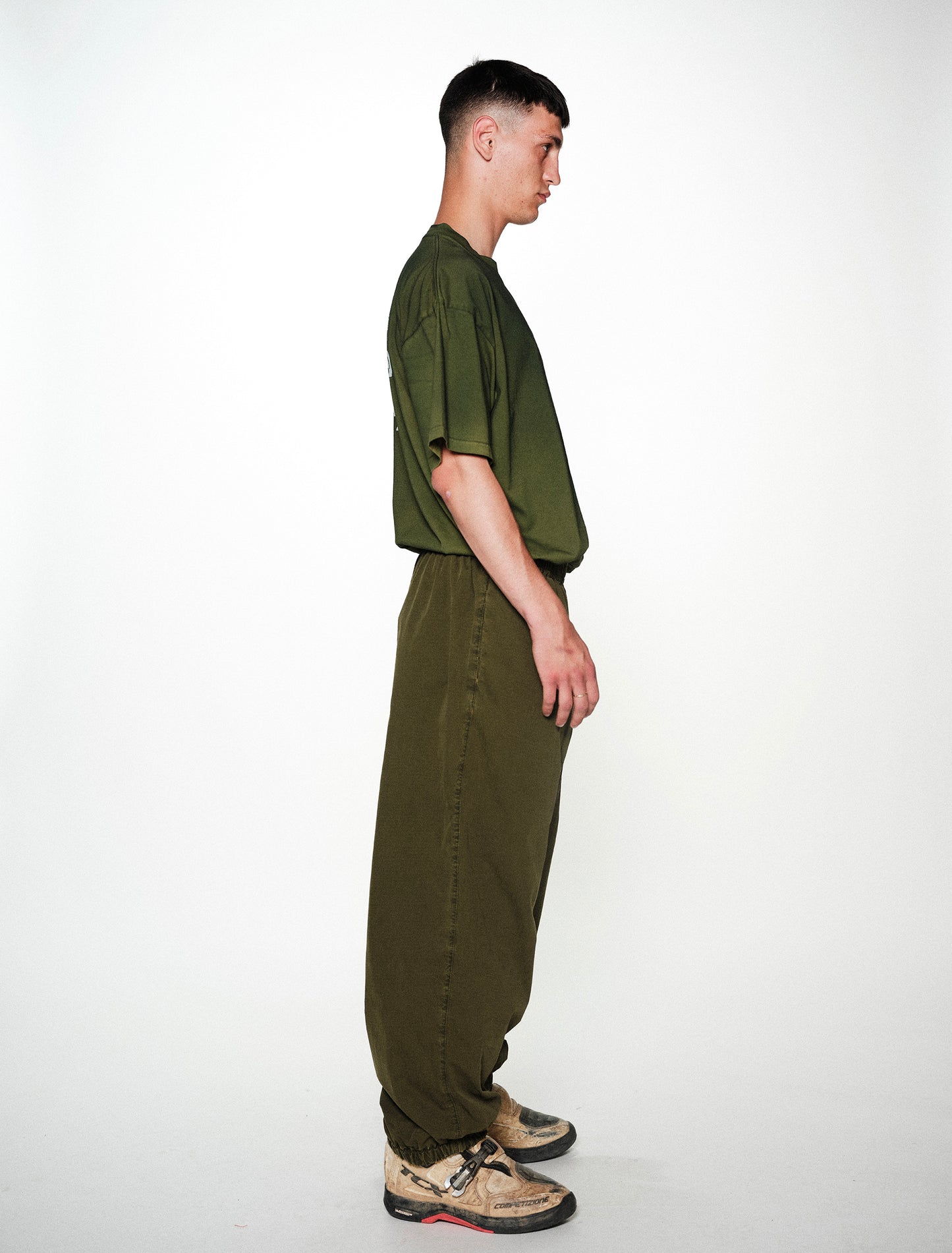 A061 BODY PANT ARMY GREEN